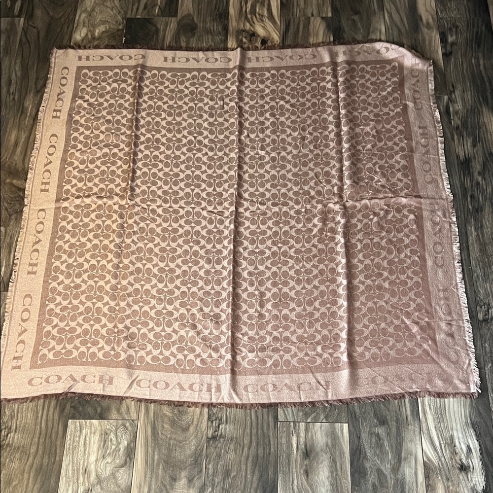 COACH Signature Logo Scarf - metallic Rose gold